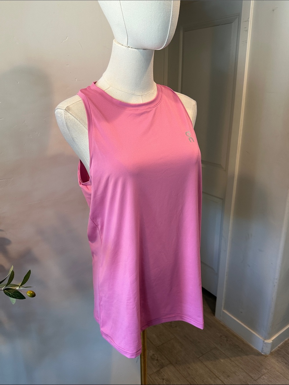 On Women's Core Pink Running Tank New! - Picture 8 of 13